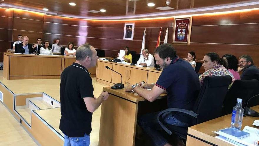 El presidente de la asociación vecinal O Noso Burgo, en pie, durante su intervención en el pleno de Culleredo.