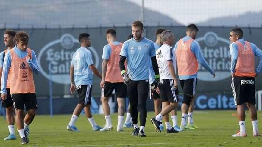 Escribá, rodeado de jugadores, ayer en el entrenaiento. // J. Lores