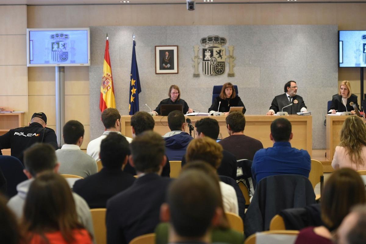 GRAF4821  SAN FERNANDO DE HENARES  C A  DE MADRID   16 04 2018 - Juicio a los ocho acusados de agredir a dos guardias civiles y sus parejas en octubre de 2016 en la localidad navarra de Alsasua  unos hechos calificados de terrorismo por los que se enfrentan a una peticion fiscal de entre 12 y 62 anos de prision  celebrado hoy en la Audiencia Nacional de San Fernando de Henares  EFE Fernando Villar