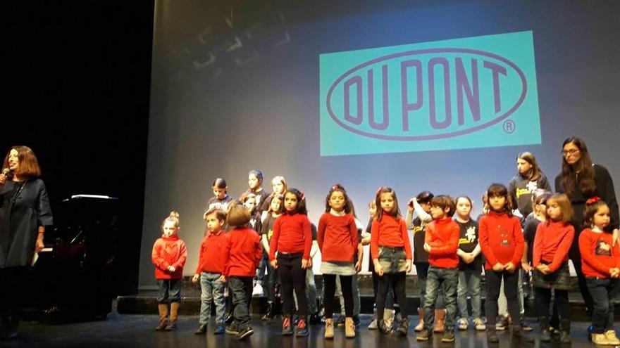 Du Pont premia la labor de la asociación &quot;Amigos del Orfeón&quot;