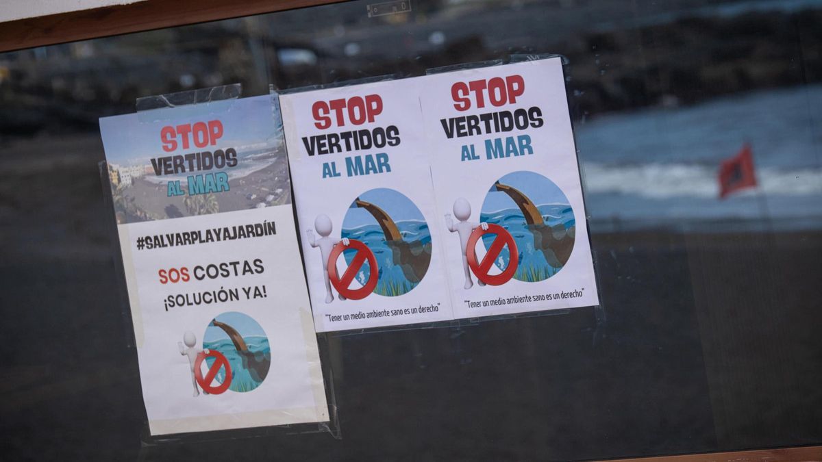 Carteles en contra del cierre al baño de Playa Jardín, en Puerto de la Cruz.