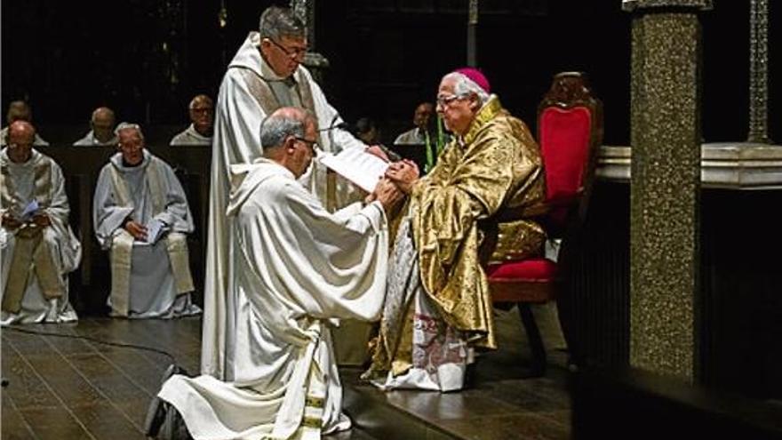 El bisbe ordena un capellà de la diòcesi de Girona, el març passat.