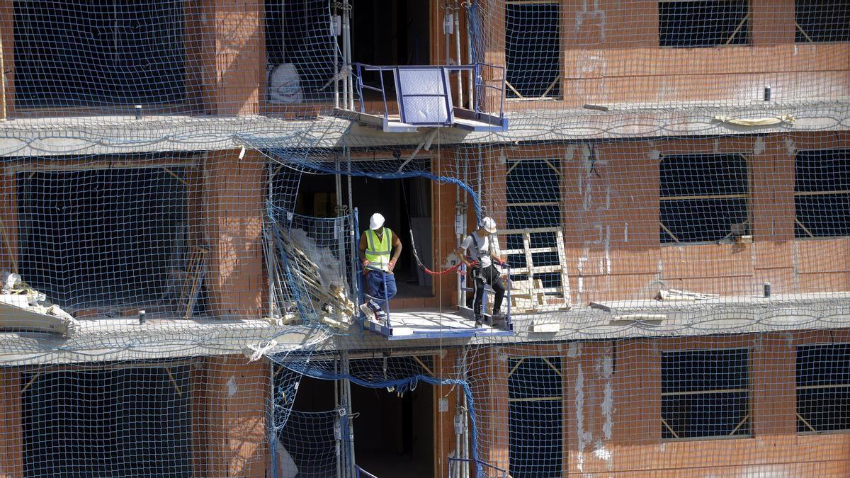 El impulso económico y la regularización elevan al alza la población de Castellón.