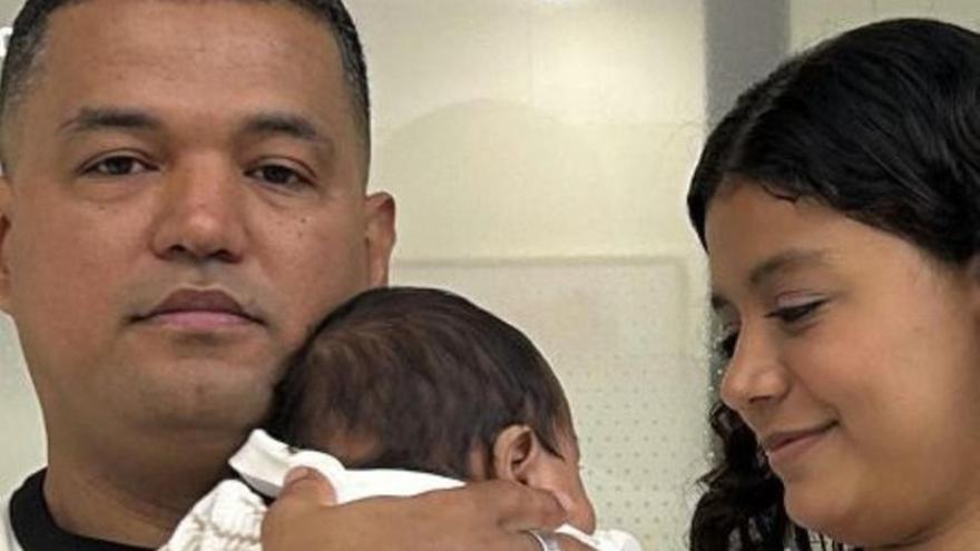 Operat un fetus amb l’intestí desenvolupat fora del cos
