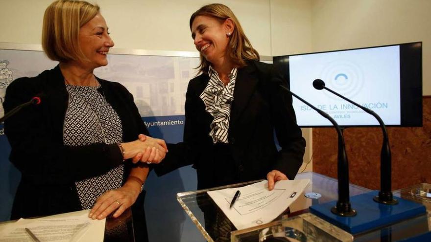 Mariví Monteserín y Eva Pando, ayer, durante la firma del acuerdo en el Ayuntamiento de Avilés.