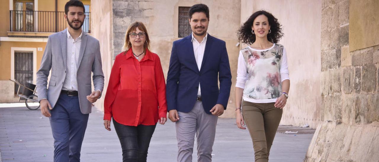 Los candidatos de Compromís, Unides Podem-EU, PP y PSOE caminando junto al Palau Comtal de Cocentaina.