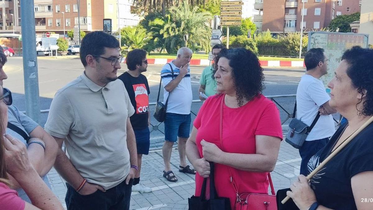 Alejandro Lorenzo (Podemos) junto a la conductora de autobús despedida