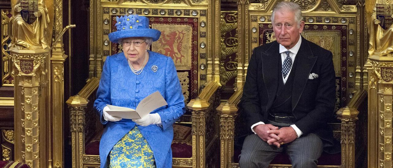 La reina Isabel II junto a su hijo Carlos.