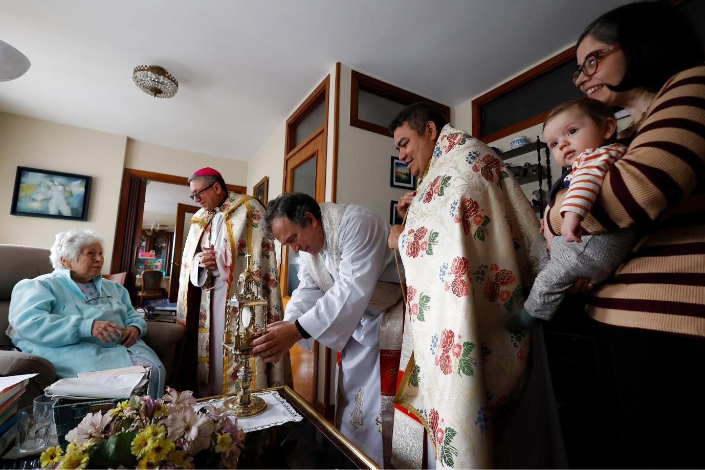 El Viático lleva la comunión a 6 enfermos: alfombrados florales y emoción en Pontevedra