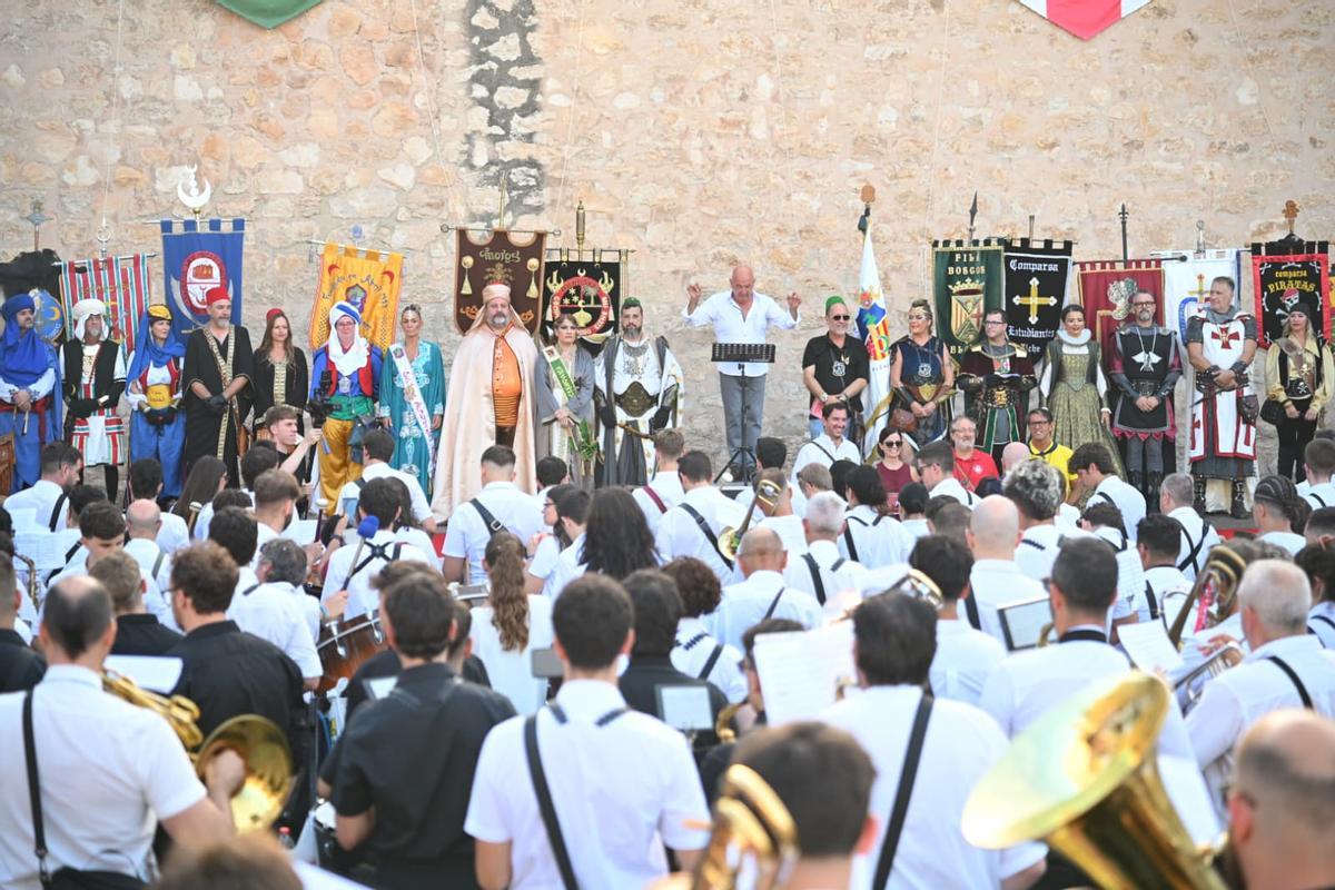 Un momento de la intepretación del Himno de Moros y Cristianos en el Palacio de Altamira