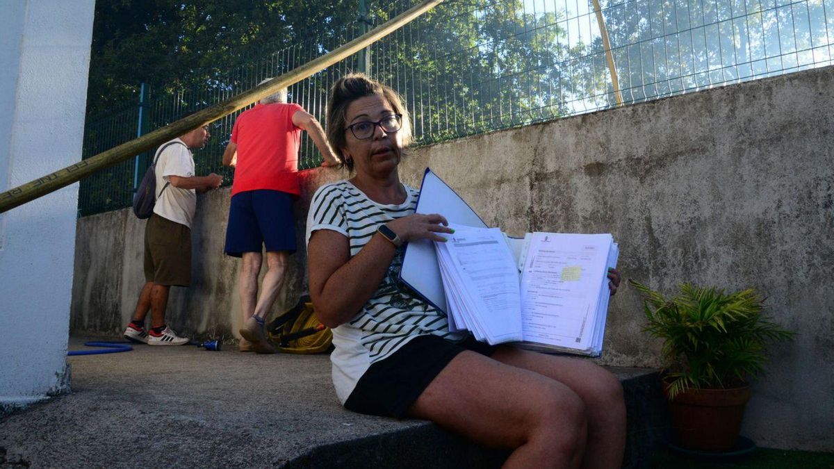 Diana Lago muestra copia de los diferentes escritos enviados a concello y otras instituciones.