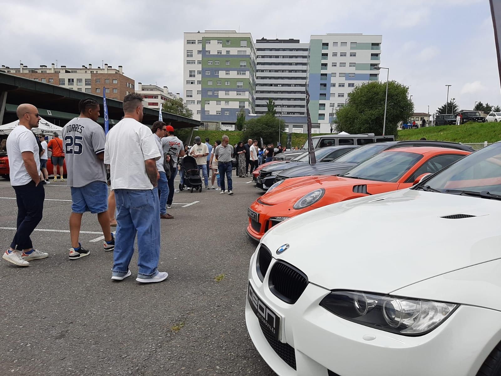 El motor ruge en la Pola: la gran concentración de vehículos del concejo, en imágenes