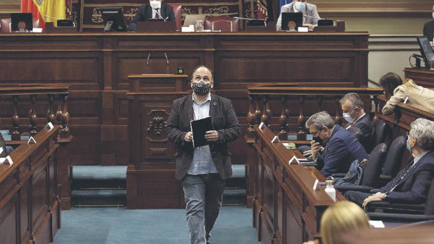 José Antonio Valbuena, ayer tras su intervención desde la tribuna del Parlamento.