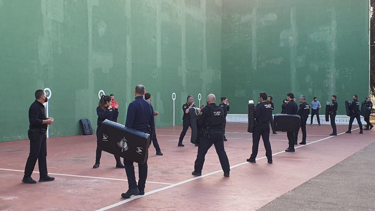 Policías locales de nueve poblaciones se forman en el uso del bastón extensible en l&#039;Alcúdia de Crespins