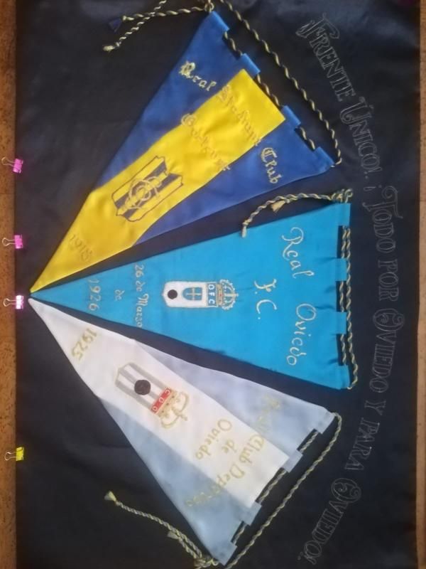 Banderines de los clubes fundadores y del Real Oviedo.