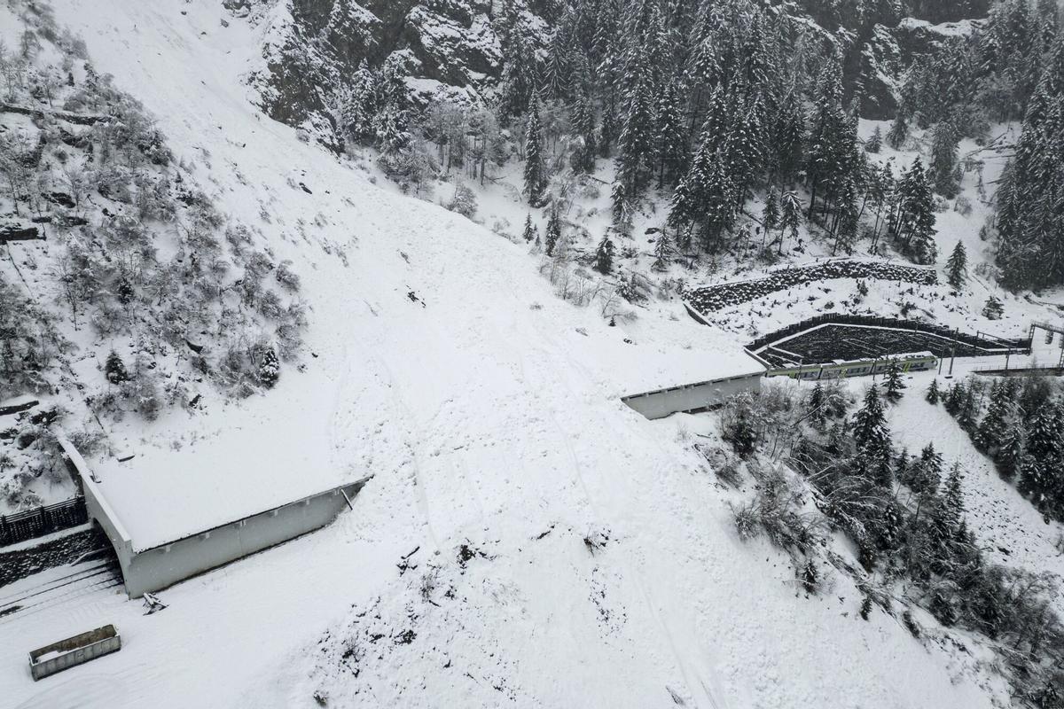 Una vista aérea del sitio donde un tren de pasajeros BLS descarriló en el túnel de Stockgalerie entre Goppenstein y Hohtenn, Suiza, el 16 de febrero de 2026.