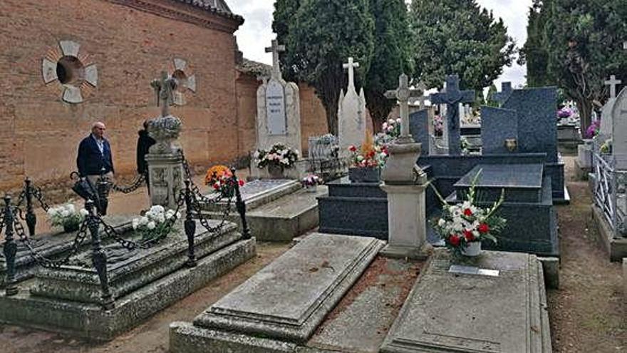 Toresanos visitan las sepulturas de sus seres queridos en el cementerio municipal.