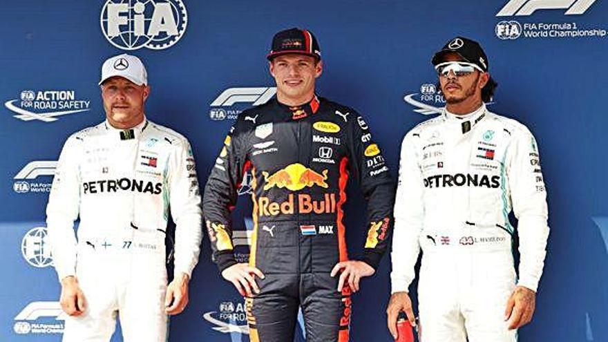 Verstappen, en el centro, entre Bottas y Hamilton.