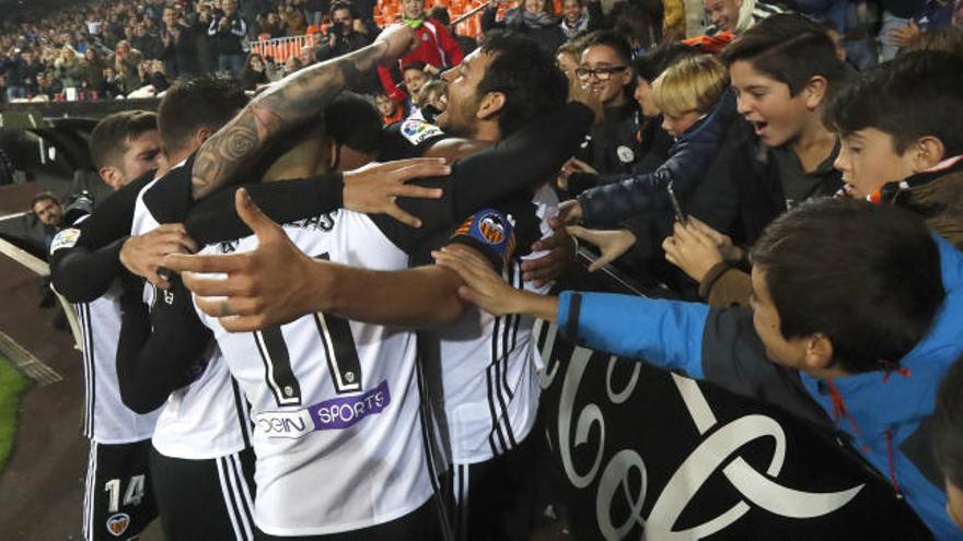 El Valencia celebra el gol junto con sus aficionados el partido del Celta (2-1)