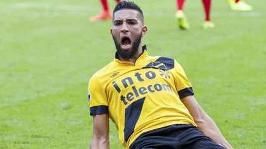 Adnane Tighadouini celebra un gol con el NAC Breda.