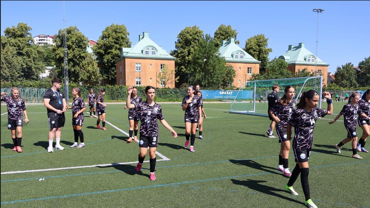 Las jugadoras del Rías Baixas F.C. en uno de los campos de fútbol del torneo en Gotemburgo.