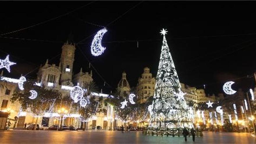 La iluminación de la plaza del Ayuntamiento estará instalada hasta el 6 de enero.
