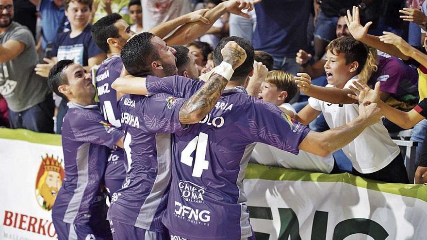 Tomaz y sus compaÃ±eros celebran eufÃ³ricos con la aficiÃ³n el gol de la victoria a catorce segundos del final.