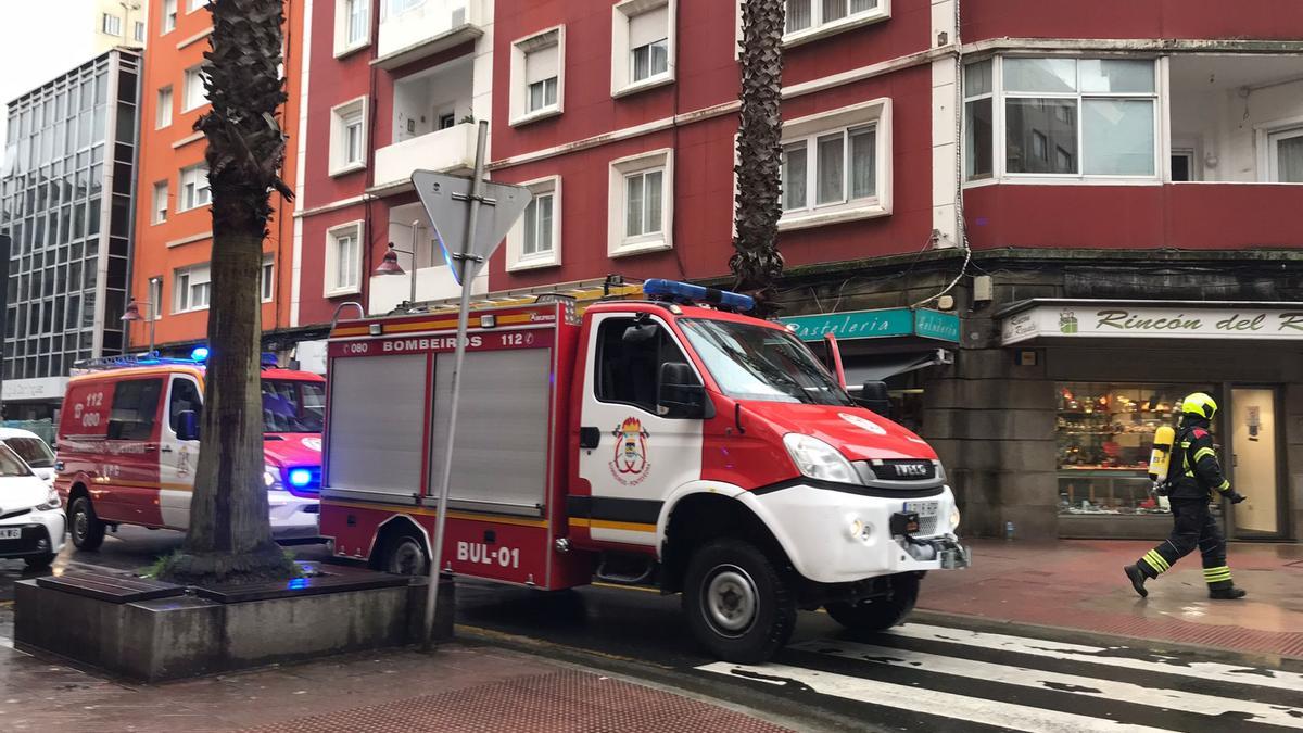 Un bombero realiza labores de medición de gases en el centro de Pontevedra