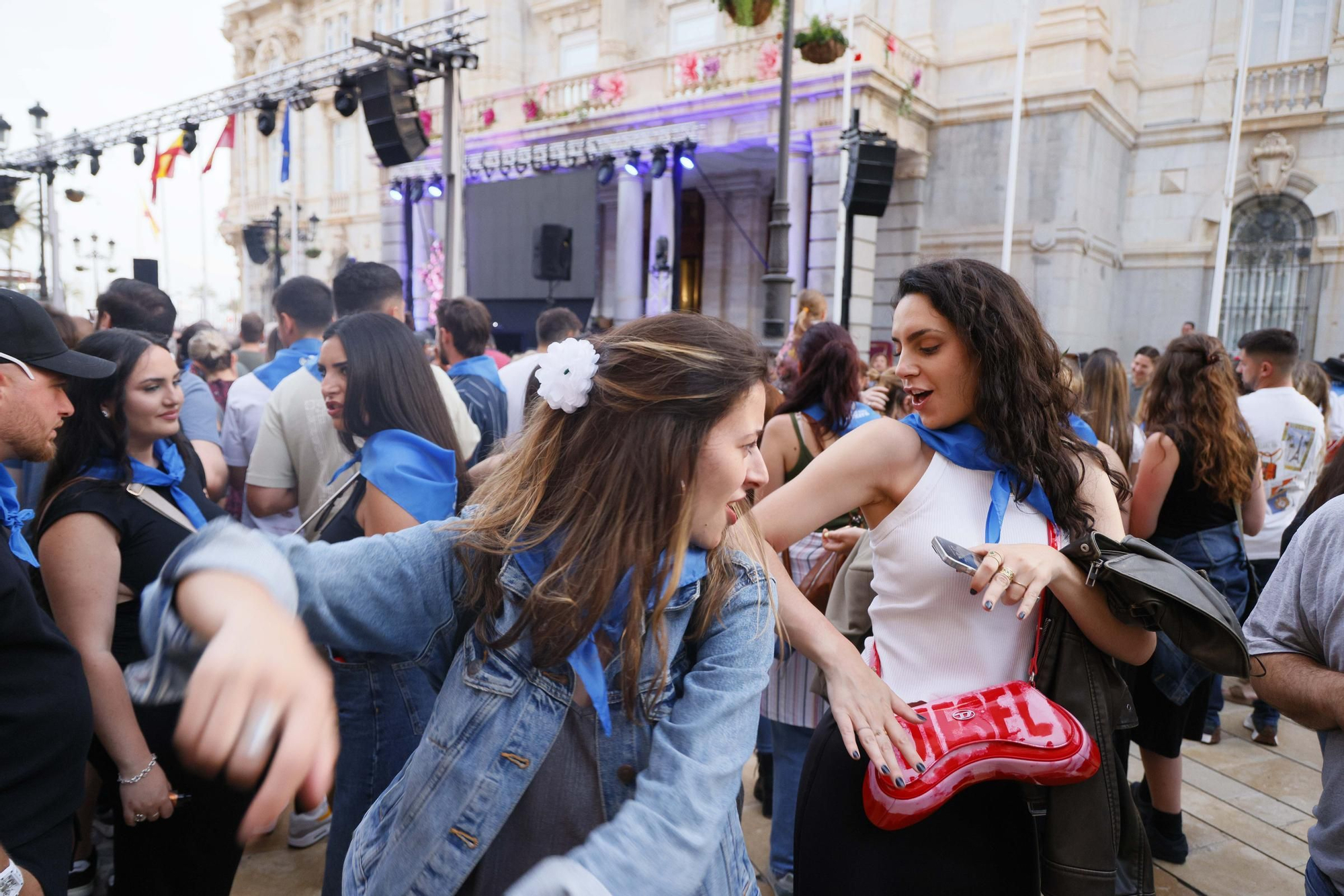 Ambiente durante el viernes por la tarde en las Cruces de Mayo de Cartagena