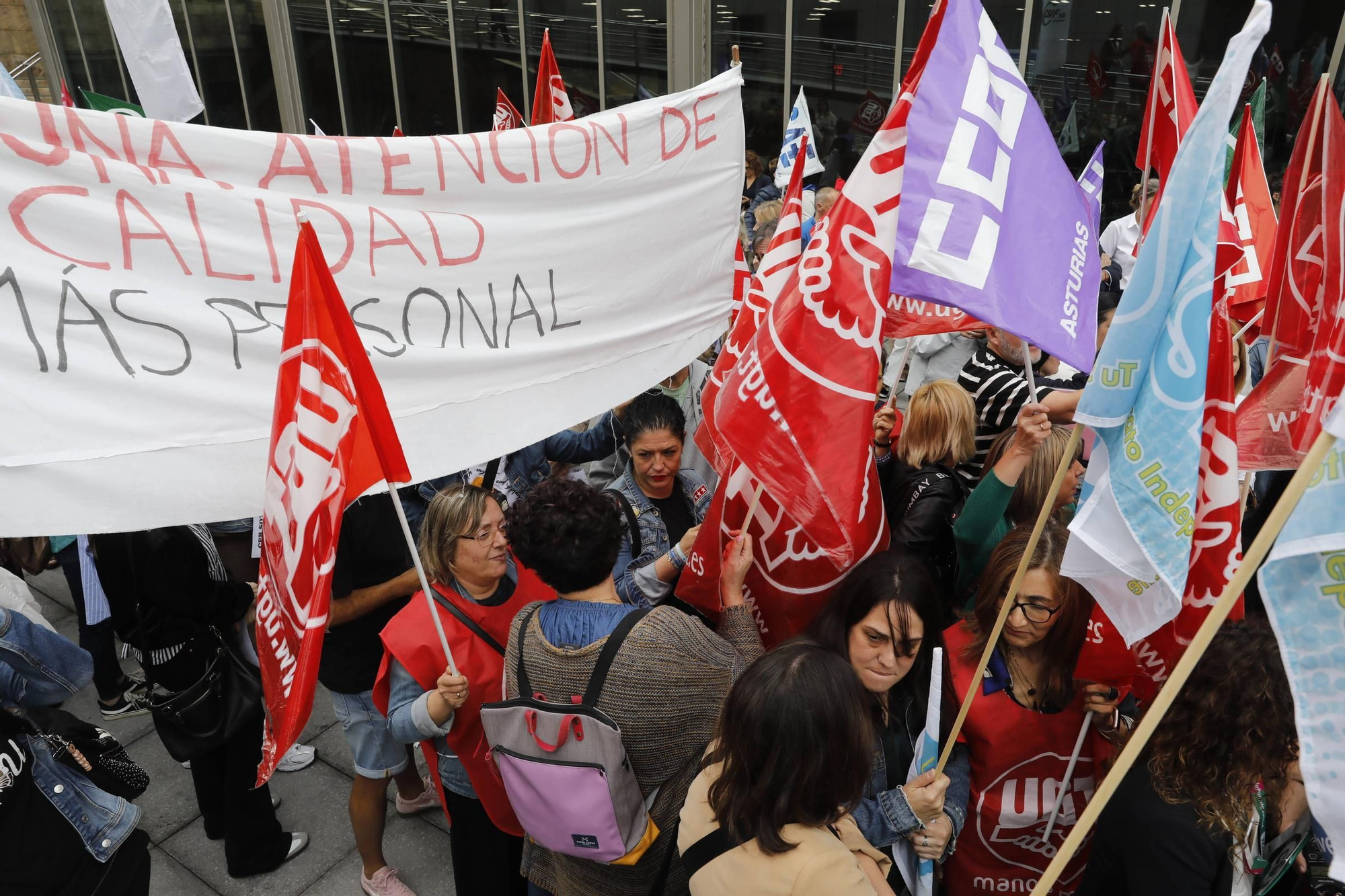 Concentración de los trabajadores del ERA para reclamar la equiparación con los servicios del Sespa