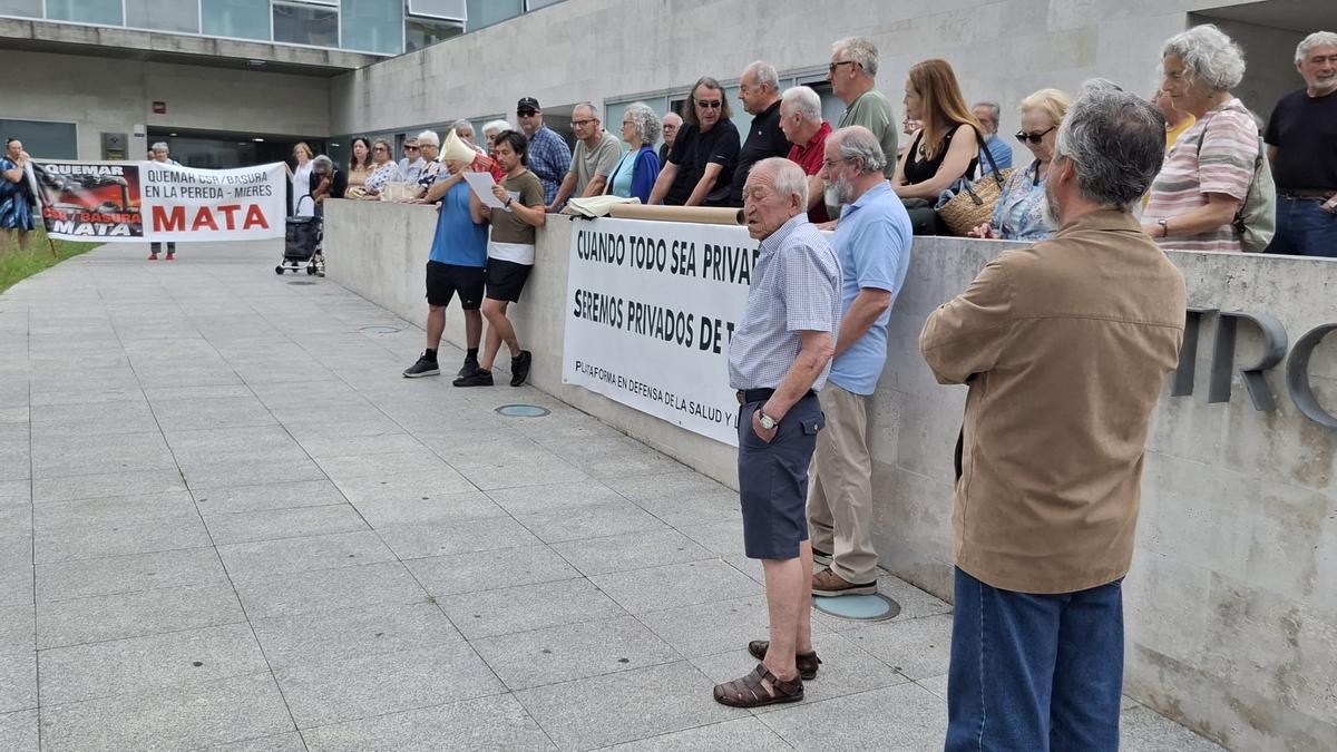 Una de las protestas convocadas frente al centro de salud Mieres Sur.