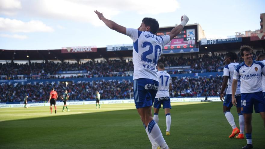 Giuliano celebra el primer tanto del Real Zaragoza ante el Racing