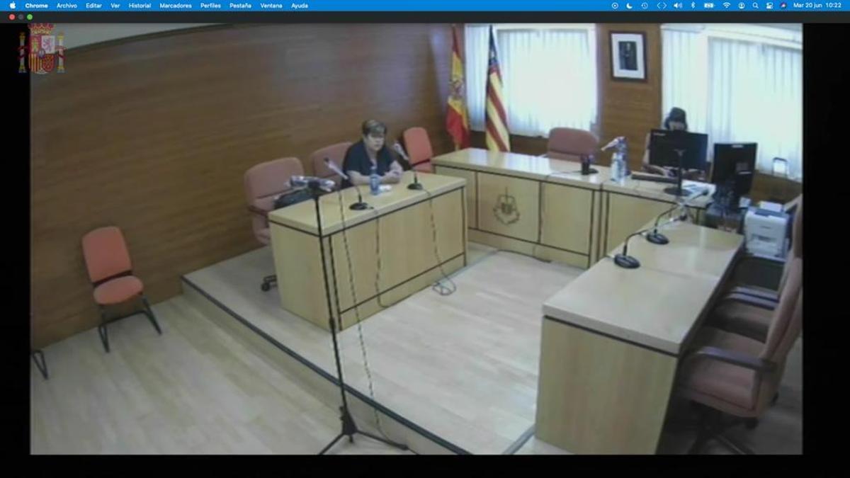 Milagrosa Martínez declara desde el estrado de un juzgado de Novelda, la ciudad donde fue alcaldesa.