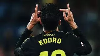 El Real Zaragoza reacciona con David Navarro en Cádiz y se agarra a la vida (0-1)