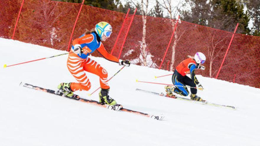 Esquiadores practicant Telemark a Espot Esquí.