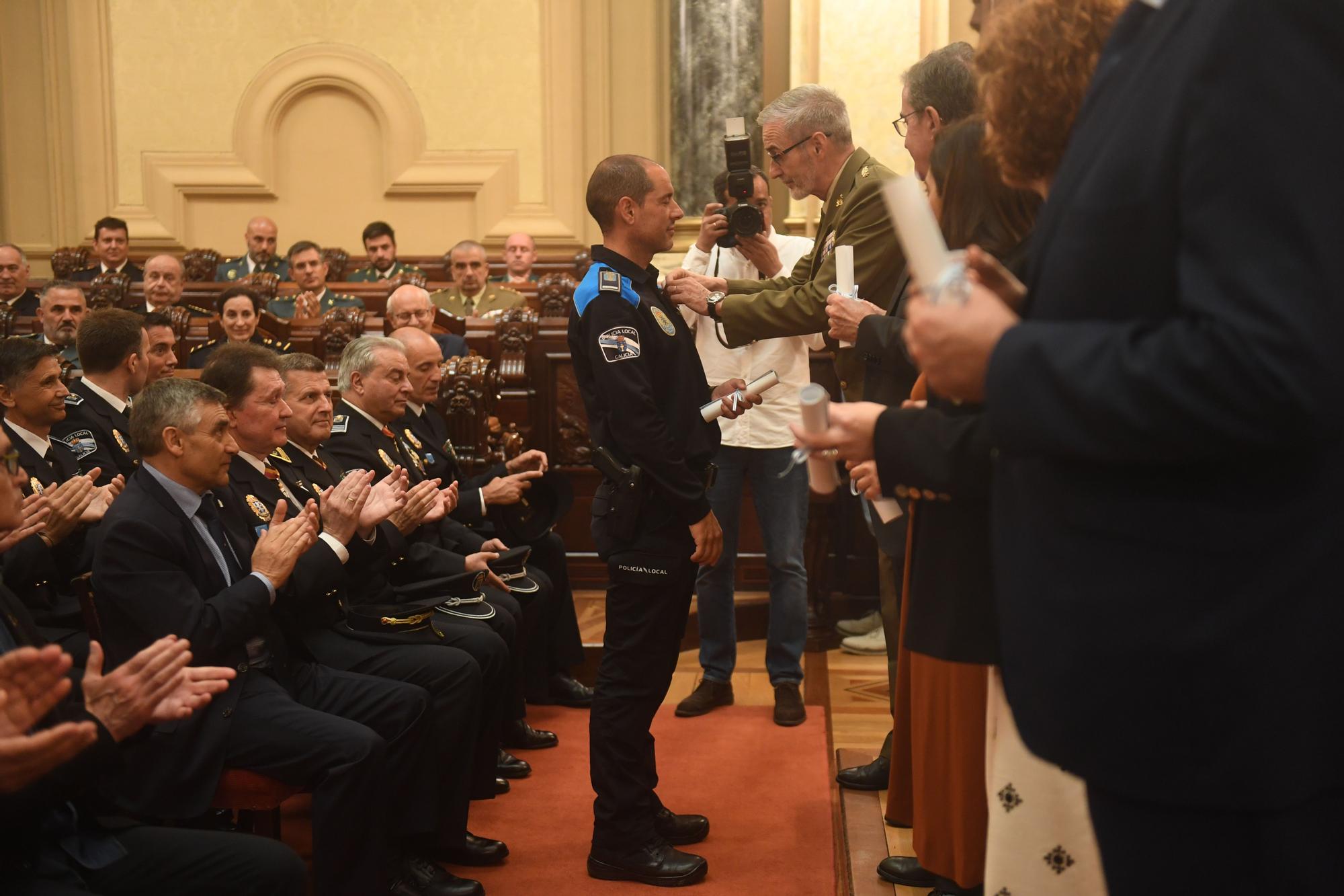 Homenaje a los policías locales de A Coruña que llevan 20 años en el cuerpo