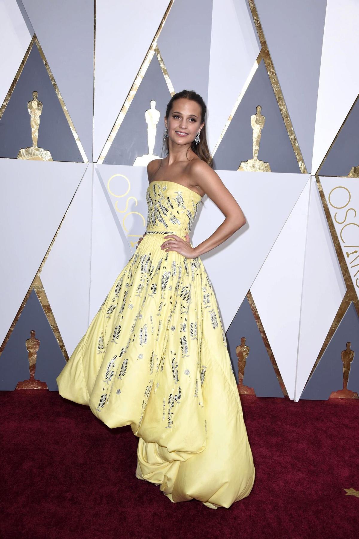 Alicia Vikander arrives for the 88th annual Academy Awards ceremony at the Dolby Theatre in Hollywood, California, USA, 28 February 2016. The Oscars are presented for outstanding individual or collective efforts in 24 categories in filmmaking. (Estados Unidos) EFE/EPA/PAUL BUCK Arrivals - 88th Academy Awards. CRERMONIA DE ENTREGA DE LOS PREMIOS OSCAR 2016 , ALFOMBRA ROJA ACTRIZ
