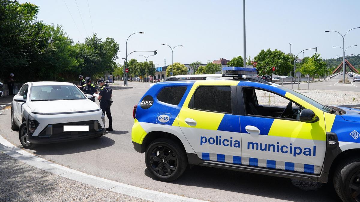 Un dels controls de la Policia Municipal durant la setmana de Sant Joan efectuat dilluns al barri de Pont Major de Girona.