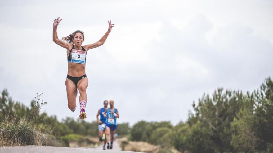 Una atleta salta un obstáculo. | SANTA FOTOGRAFÍA