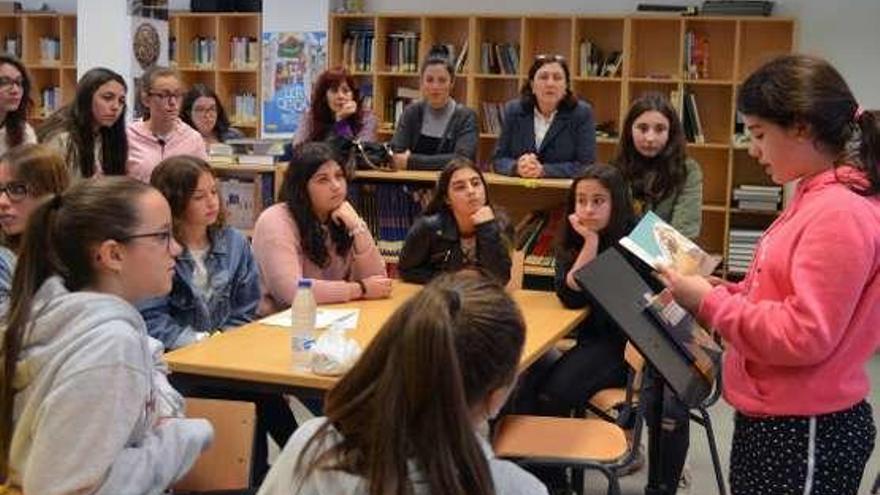 Lectura de textos de Moreno, onte, no instituto de Carral.