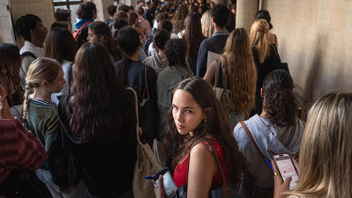 Estudiantes esperan a entrar en las aulas para hacer el primer examen de la PAU.