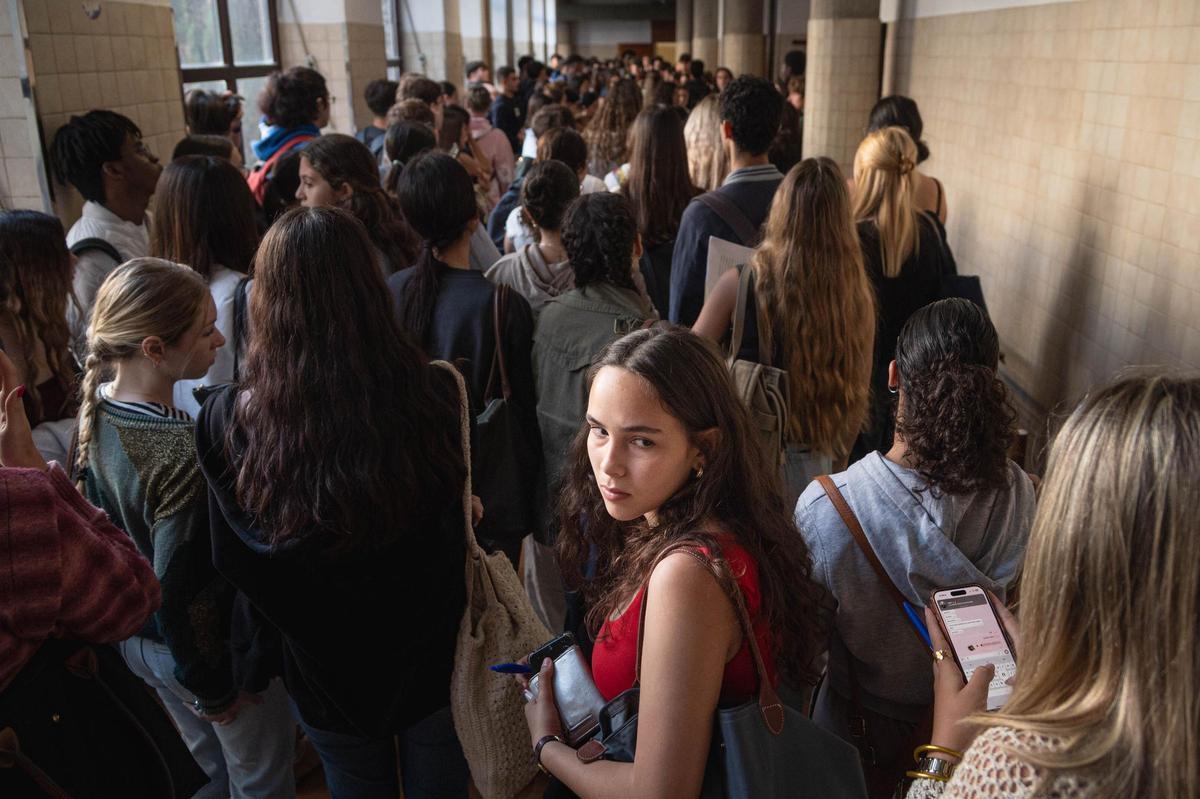 Estudiantes esperan a entrar en las aulas para hacer el primer examen de la PAU.
