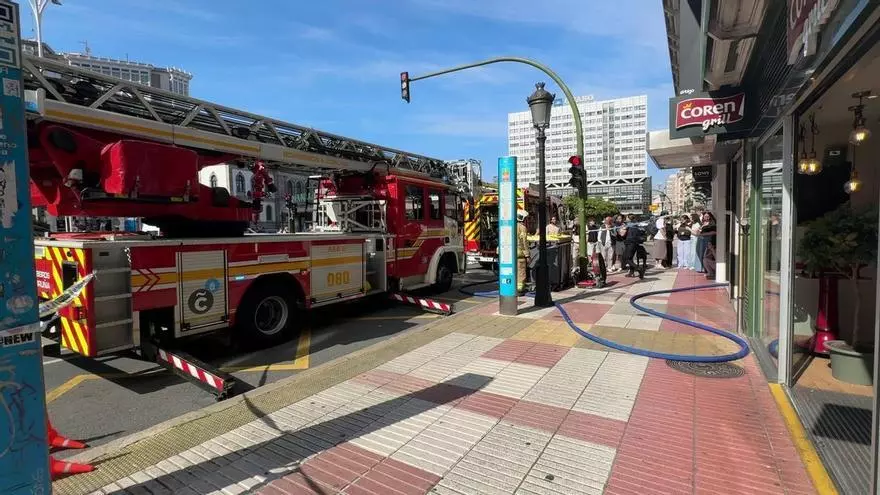 Incendio en una vivienda en la plaza de Pontevedra