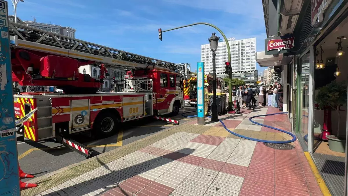 Una sartén al fuego obliga a los Bomberos de A Coruña a desplazarse a la plaza de Pontevedra
