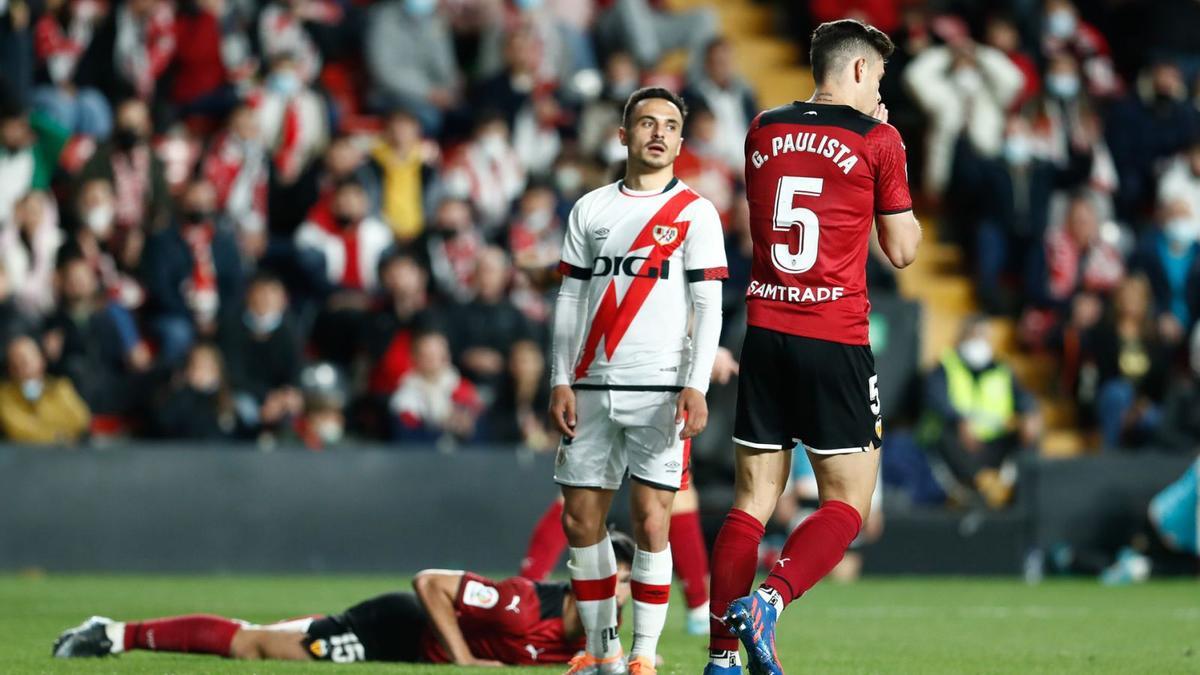 Gabriel Paulista, en un lance del partido disputado en Vallecas, donde cayó lesionado. | EUROPA PRESS