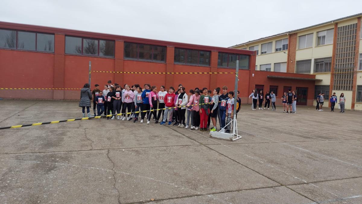 Otro grupo de chavales al tomar la salida.