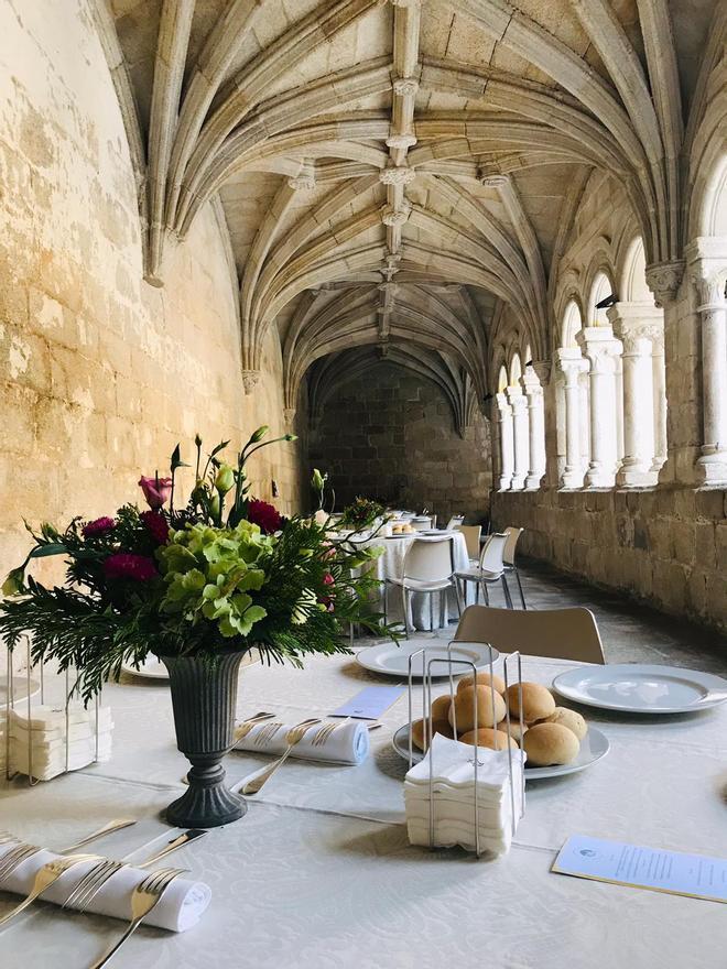 Imagen de las mesas de una de las bodas de este año en el Parador de Santo Estevo.