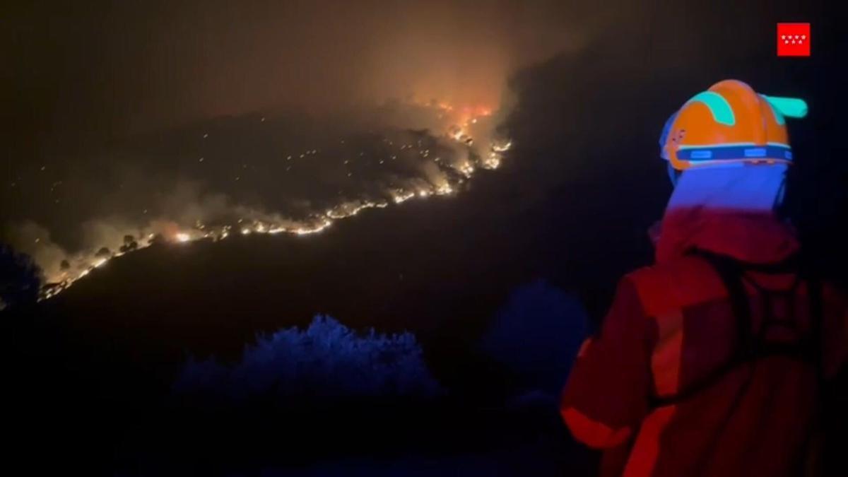 Los incendios de Villa del Prado y San Martín de Valdeiglesias, en la Comunidad de Madrid, siguen fuera de control, aunque se ha limitado su avance durante las últimas horas, según fuentes de la delegación del Gobierno central en la comunidad. Aunque la evolución de los incendios durante la noche no ha sido desfavorable, continúan confinados los municipios de Pelayos de la Presa, Navas del Rey, Villa del Prado y San Martín de Valdeiglesias, y se han desalojado el casco urbano de Aldea del Fresno y algunas urbanizaciones de la comarca. Los tres incendios activos en la Comunidad de Madrid, los de Villa del Prado y San Martín de Valdeiglesias, y el iniciado en Almorox (Toledo) ha provocado el corte de la carretera M507, entre los kilómetros 28 y 36. Además, se ha restringido el tráfico en la M501, entre los kilómetros 42 y 59. EFE/Emergencias 112 *****SOLO USO EDITORIAL/SOLO DISPONIBLE PARA ILUSTRAR LA NOTICIA QUE ACOMPAÑA (CRÉDITO OBLIGATORIO) *****. (añade texto y sustituye foto)
