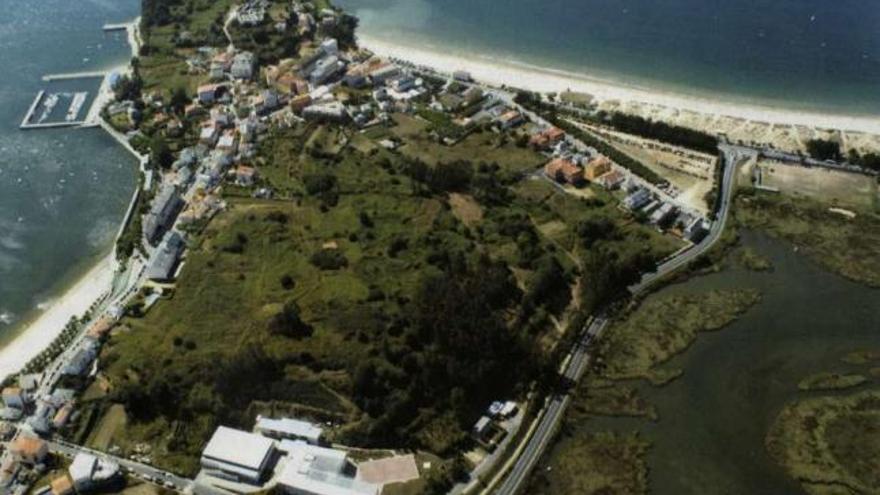 Vista aérea del monte en el que se proyecta la urbanización y la pequeña península del castro de Loios. / l.o.