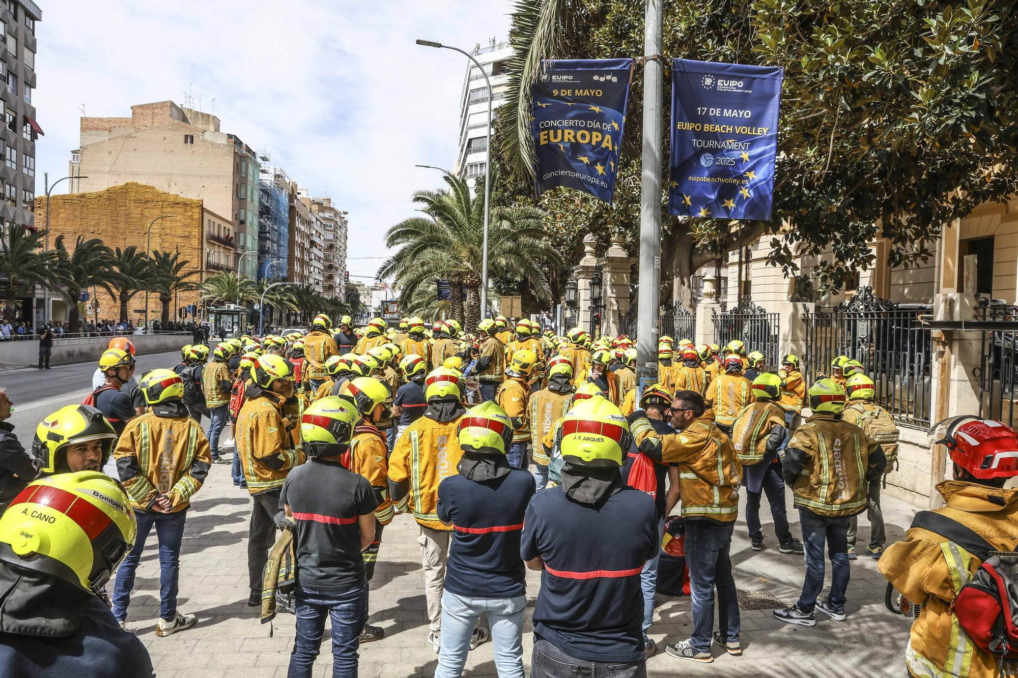 Protesta de los bomberos frente a la Diputación de Alicante